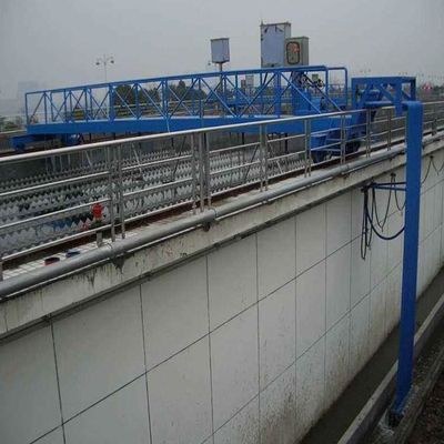 下水処理のために横のステンレス鋼の走行の泥のスクレーパー