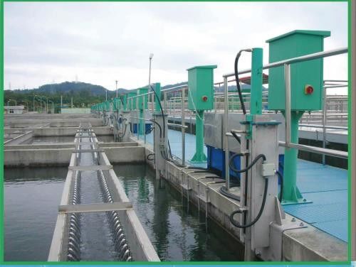 تراش دهنده ته رفت و برگشتی که برای استخر مربع فاضلاب استفاده می شود